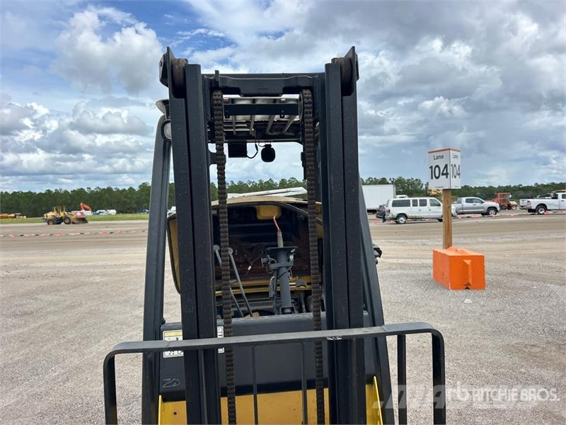 Yale GLP040SVXNURV084 4000 lb Pneumatic Tire Forklift ( フォークリフト - その他