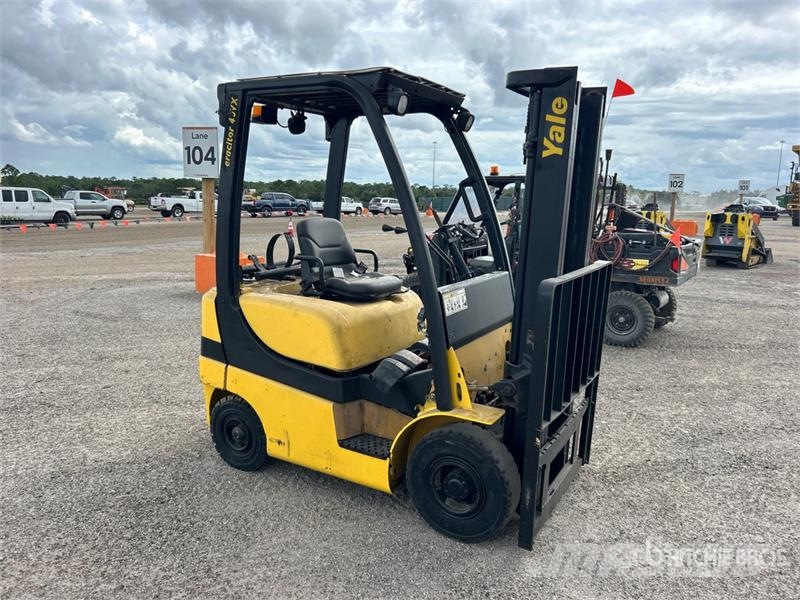 Yale GLP040SVXNURV084 4000 lb Pneumatic Tire Forklift ( フォークリフト - その他