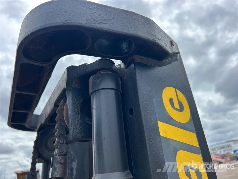 Yale GLP040SVXNURV084 4000 lb Pneumatic Tire Forklift ( フォークリフト - その他
