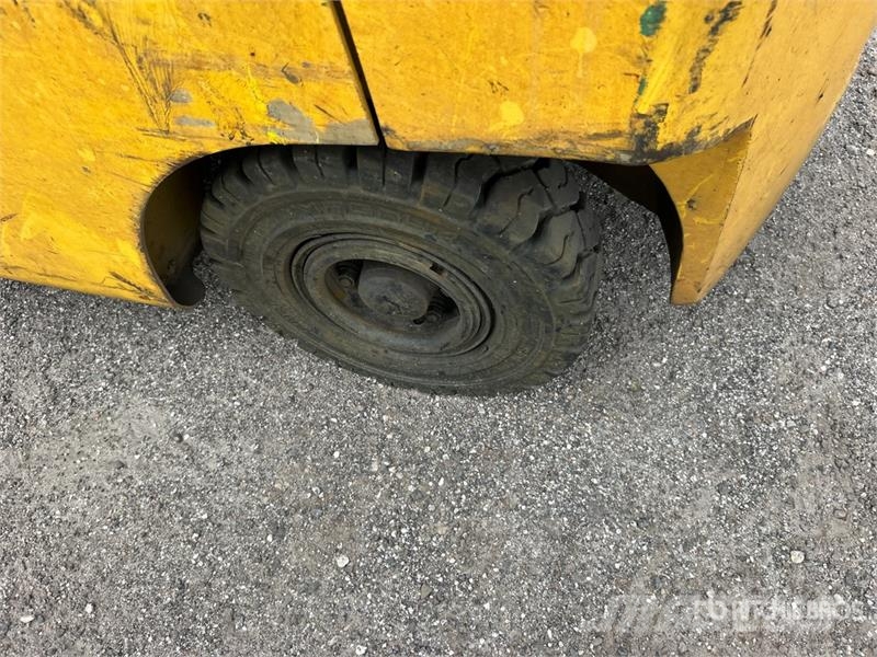 Yale GLP040SVXNURV084 4000 lb Pneumatic Tire Forklift ( フォークリフト - その他