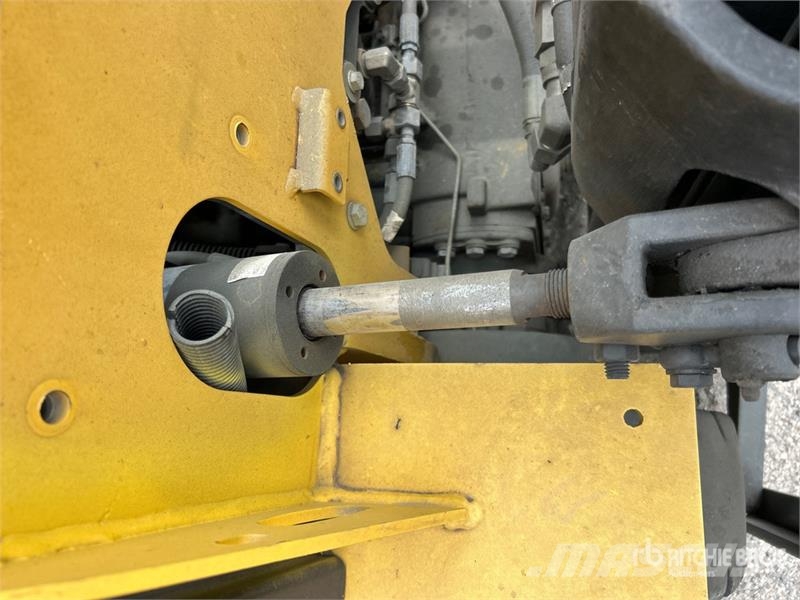 Yale GLP040SVXNURV084 4000 lb Pneumatic Tire Forklift ( フォークリフト - その他