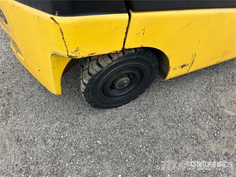 Yale GLP040SVXNURV084 4000 lb Pneumatic Tire Forklift ( フォークリフト - その他