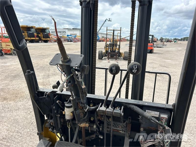 Yale GLP040SVXNURV084 4000 lb Pneumatic Tire Forklift ( フォークリフト - その他
