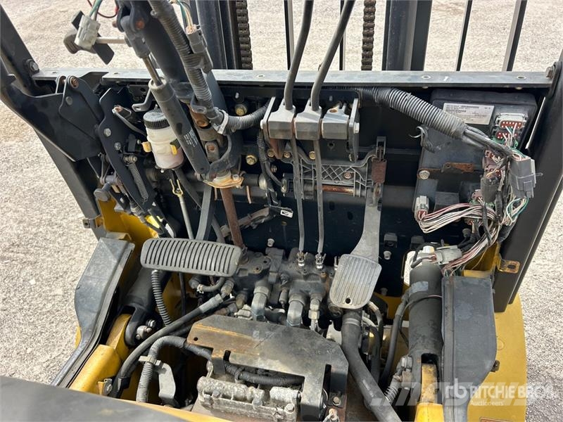 Yale GLP040SVXNURV084 4000 lb Pneumatic Tire Forklift ( フォークリフト - その他