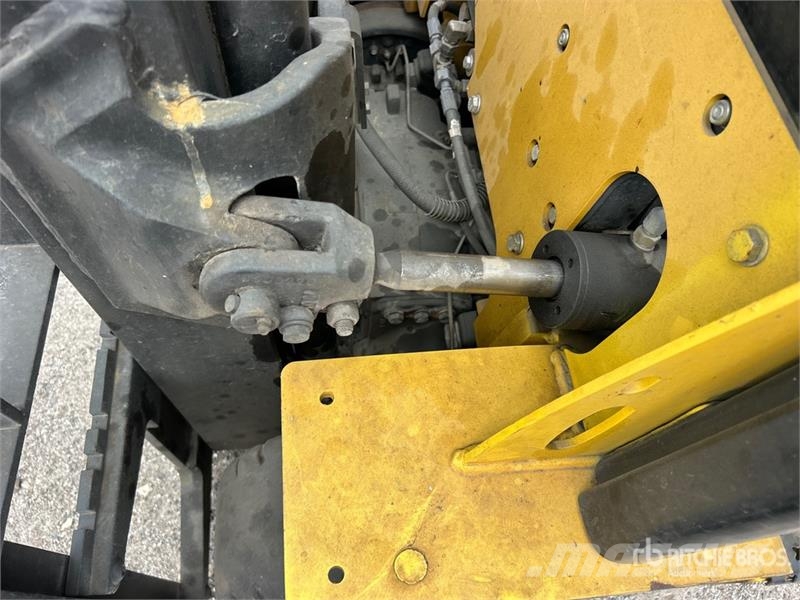 Yale GLP040SVXNURV084 4000 lb Pneumatic Tire Forklift ( フォークリフト - その他
