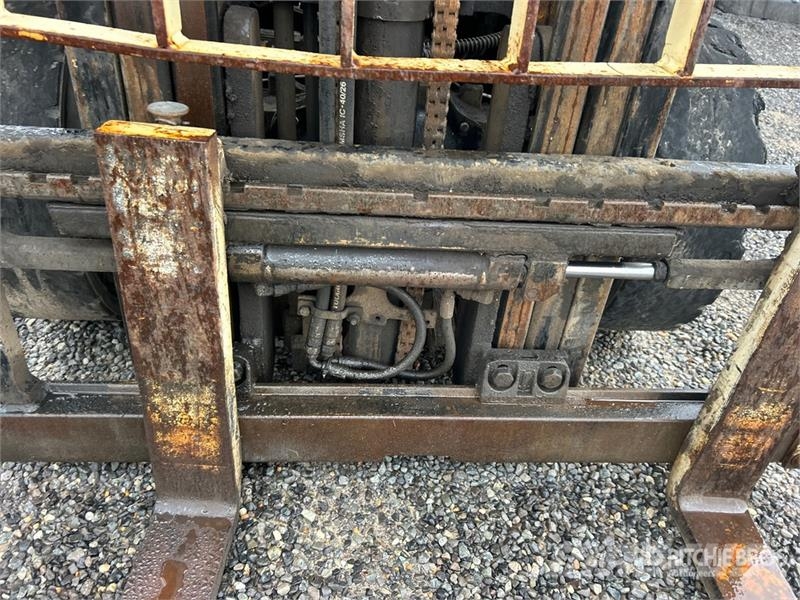 Yale GLP050VXNVSE086 4800 lb Pneumatic Tire Forklift 그 외 지게차