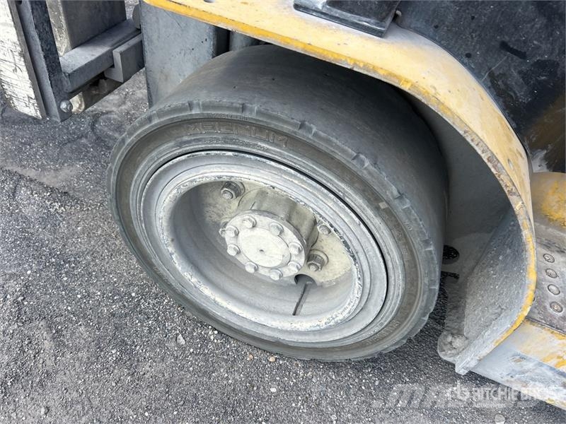 Yale GLP060MXNEA087 5700 lb Pneumatic Tire Forklift Viličari - ostalo