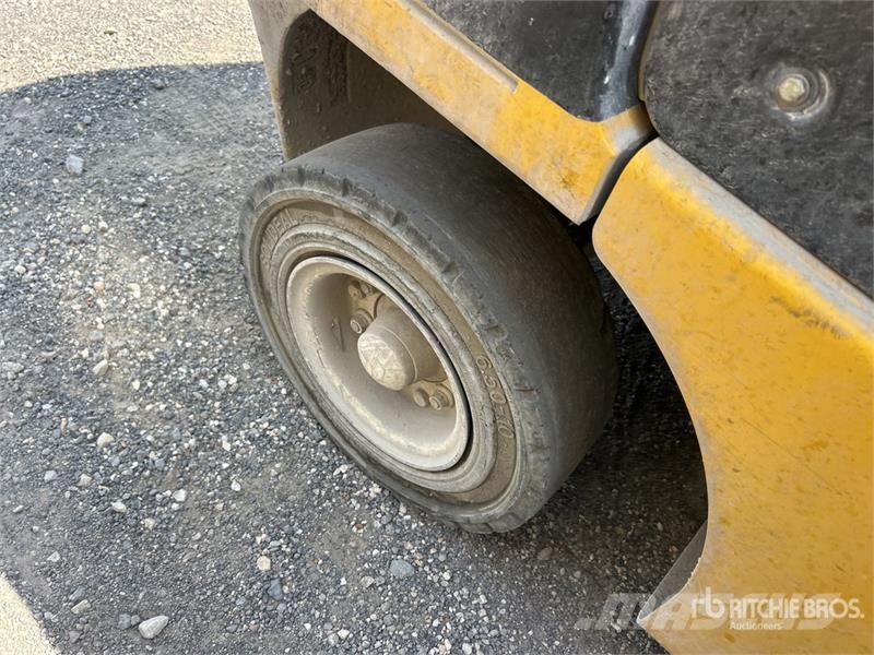 Yale GLP060MXNEA087 5700 lb Pneumatic Tire Forklift Viličari - ostalo
