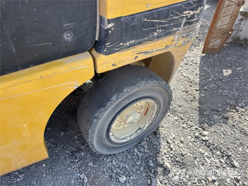 Yale GLP060MXNEAE087 5700 lb Pneumatic Tire Forklift Montacargas - otros