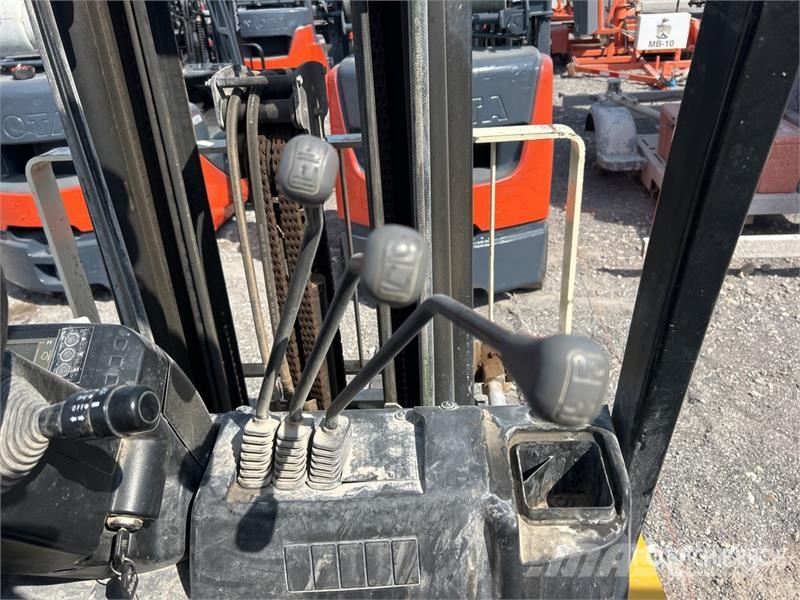 Yale GLP060MXNEAE087 5700 lb Pneumatic Tire Forklift Montacargas - otros