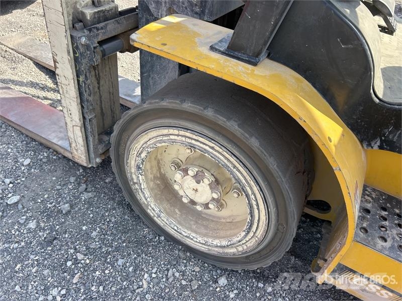 Yale GLP060MXNEAE087 5700 lb Pneumatic Tire Forklift Montacargas - otros
