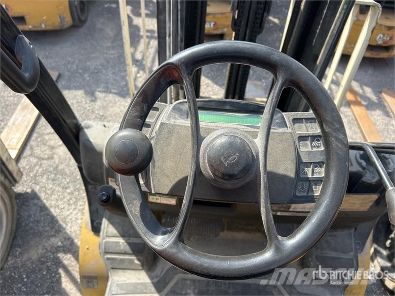 Yale GLP060VXNEAE087 5700 lb Pneumatic Tire Forklift Targoncák-Egyéb