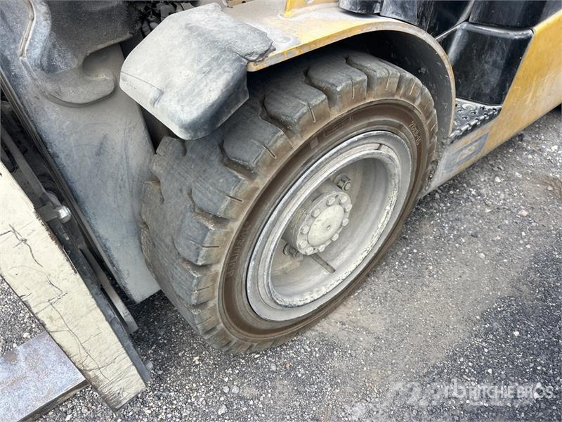 Yale GLP060VXNEAE087 5700 lb Pneumatic Tire Forklift Targoncák-Egyéb