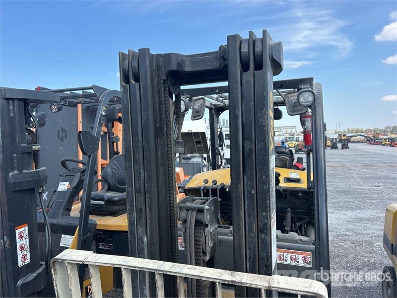 Yale GLP060VXNEAE087 5700 lb Pneumatic Tire Forklift Targoncák-Egyéb