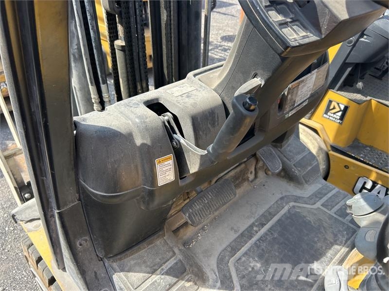 Yale GLP060VXNEAE087 5700 lb Pneumatic Tire Forklift Targoncák-Egyéb