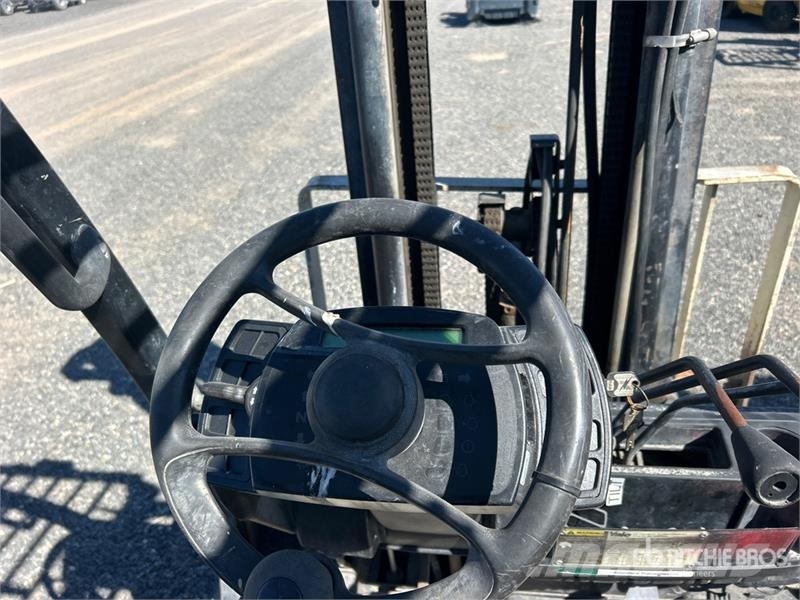 Yale GLP060VXNVRE087 5550 lb Pneumatic Tire Forklift フォークリフト - その他