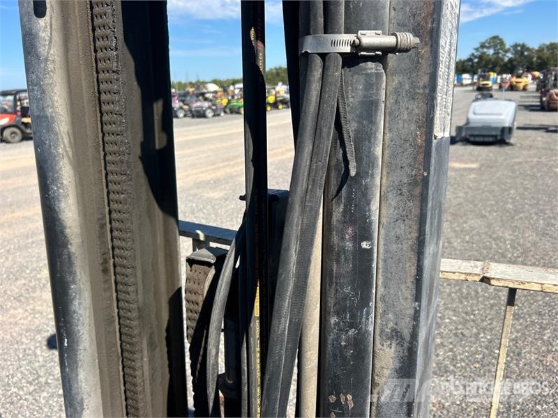 Yale GLP060VXNVRE087 5550 lb Pneumatic Tire Forklift フォークリフト - その他