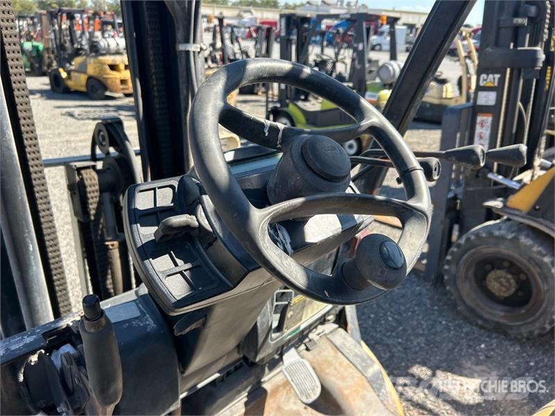Yale GLP060VXNVRE087 5550 lb Pneumatic Tire Forklift フォークリフト - その他