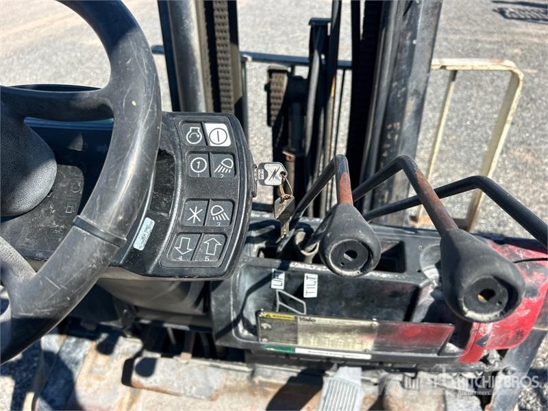 Yale GLP060VXNVRE087 5550 lb Pneumatic Tire Forklift フォークリフト - その他