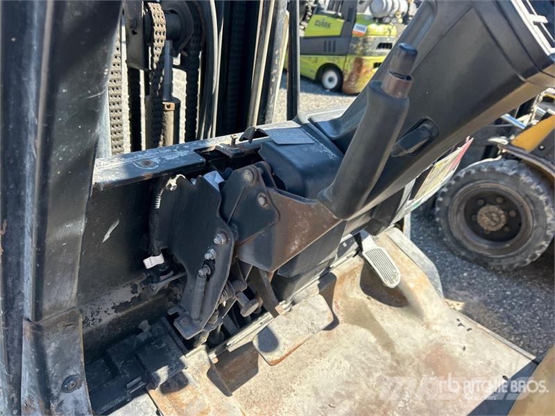 Yale GLP060VXNVRE087 5550 lb Pneumatic Tire Forklift フォークリフト - その他