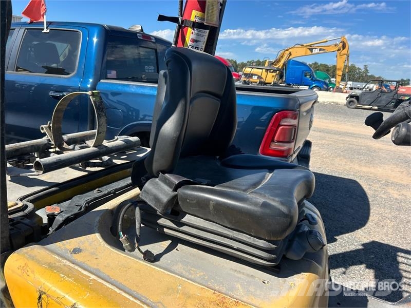 Yale GLP060VXNVRE087 5550 lb Pneumatic Tire Forklift フォークリフト - その他