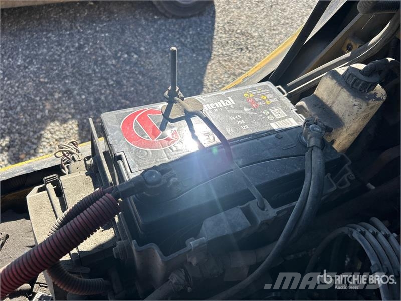 Yale GLP060VXNVRE087 5550 lb Pneumatic Tire Forklift フォークリフト - その他