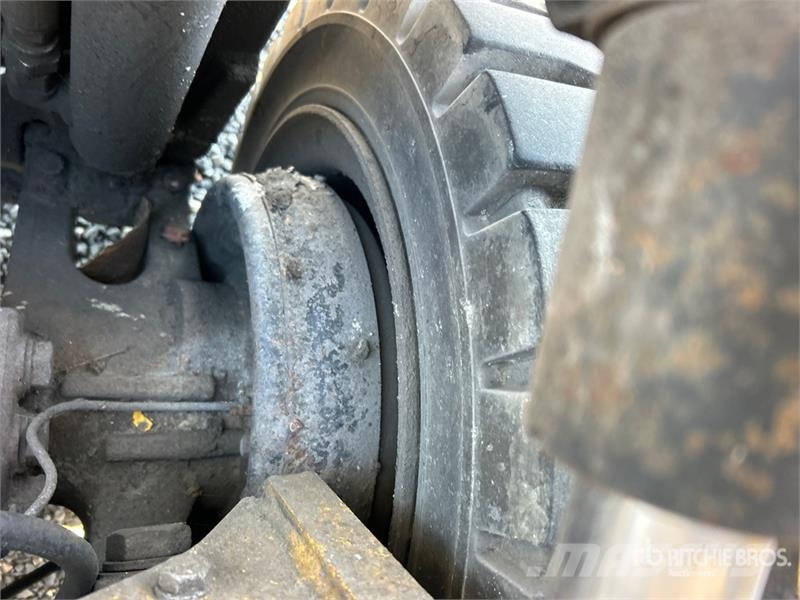 Yale GLP060VXNVRE087 5550 lb Pneumatic Tire Forklift フォークリフト - その他