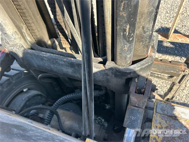 Yale GLP060VXNVRE087 5550 lb Pneumatic Tire Forklift フォークリフト - その他