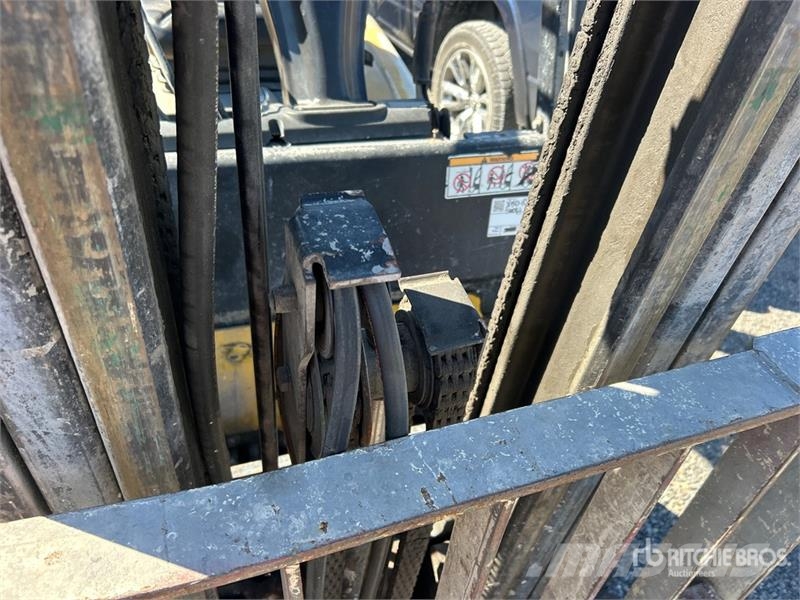 Yale GLP060VXNVRE087 5550 lb Pneumatic Tire Forklift フォークリフト - その他