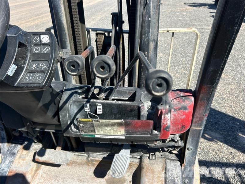 Yale GLP060VXNVRE087 5550 lb Pneumatic Tire Forklift フォークリフト - その他