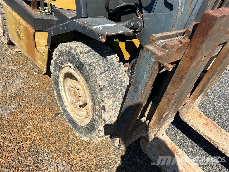 Yale GP110MJNGBE091 10800 lb Pneumatic Tire Forklift شاحنات ذات رافعات شوكية - أخرى