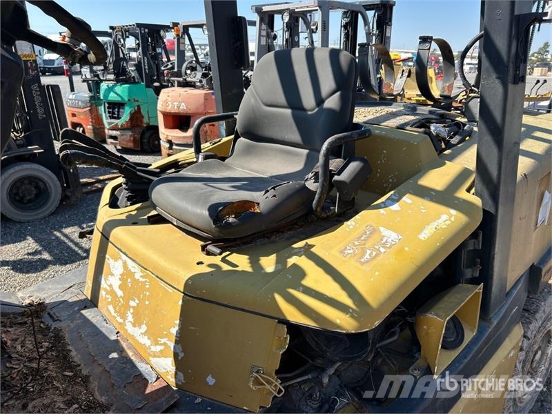 Yale GP110MJNGBE091 10800 lb Pneumatic Tire Forklift شاحنات ذات رافعات شوكية - أخرى