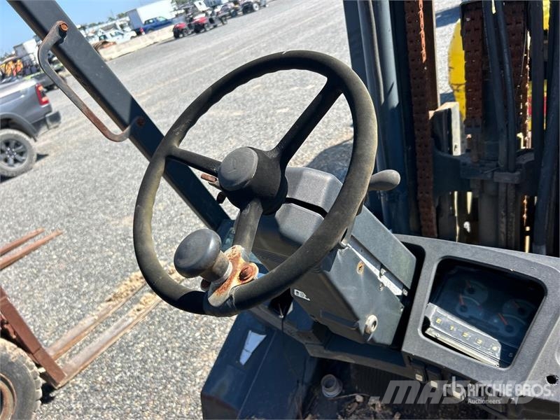 Yale GP110MJNGBE091 10800 lb Pneumatic Tire Forklift شاحنات ذات رافعات شوكية - أخرى