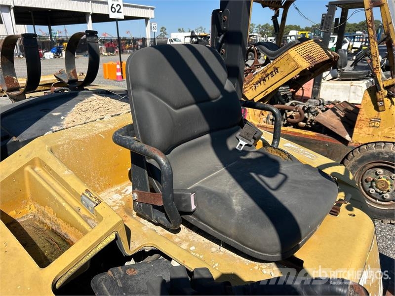Yale GP110MJNGBE091 10800 lb Pneumatic Tire Forklift شاحنات ذات رافعات شوكية - أخرى