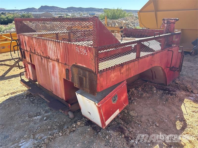  1077 gal Tank Utility Body 車廂