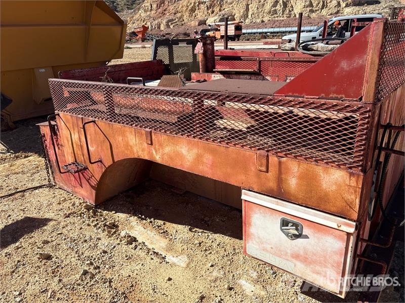  1077 gal Tank Utility Body 車廂
