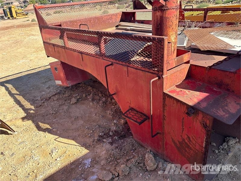  1077 gal Tank Utility Body 車廂