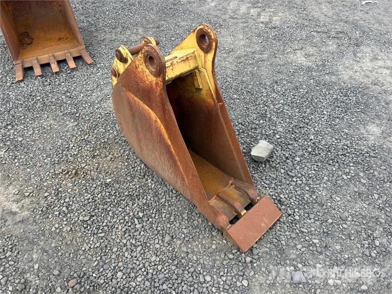  12 in Backhoe Rear Bucket دلاء