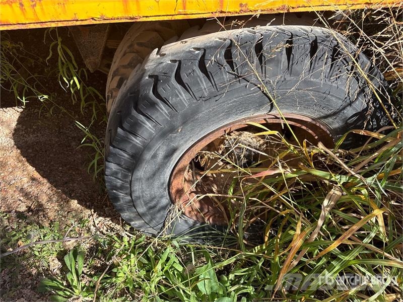 19 ft T/A Pup Flatbed Trailer (Inoperable) Remolques de cama baja