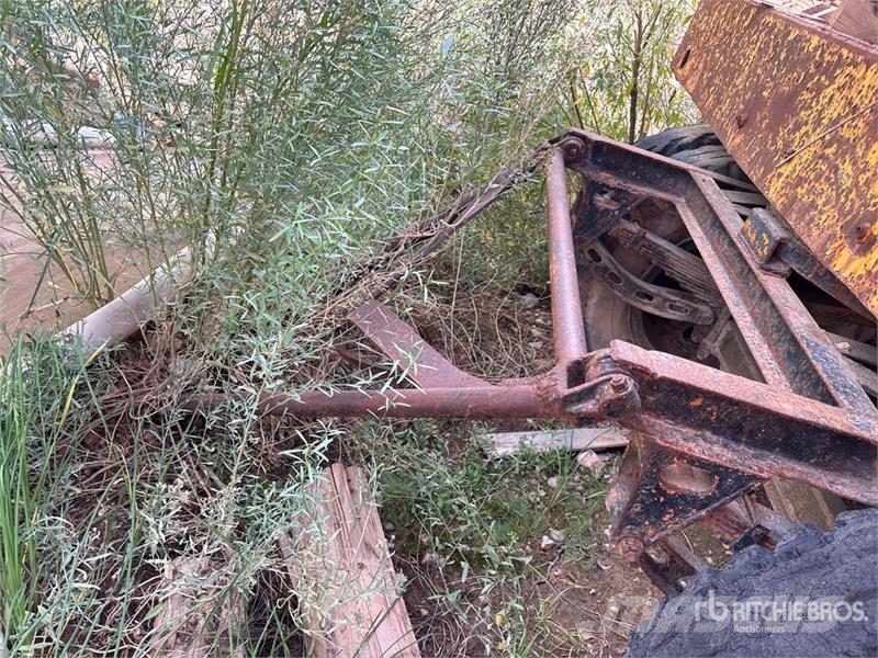 19 ft T/A Pup Flatbed Trailer (Inoperable) Remolques de cama baja