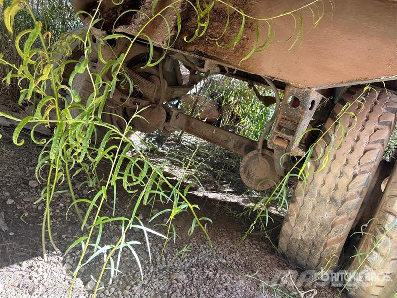 19 ft T/A Pup Flatbed Trailer (Inoperable) Remolques de cama baja