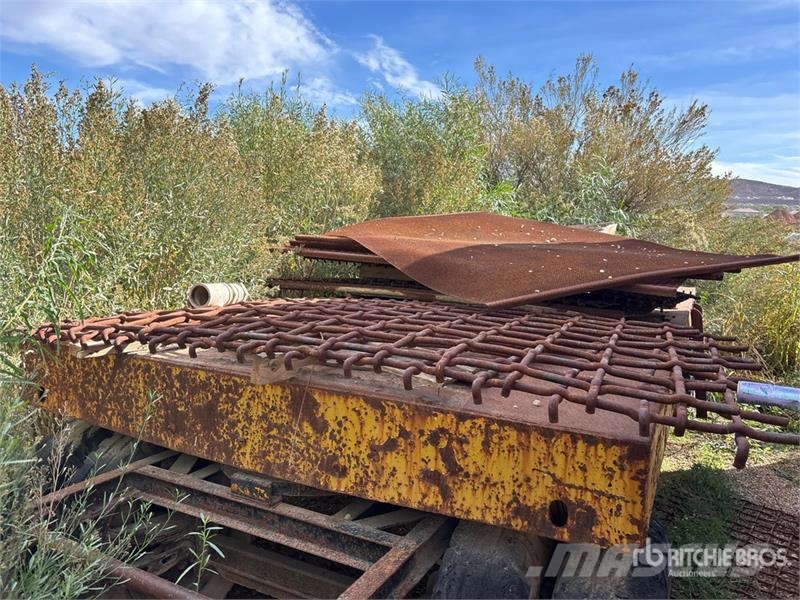 19 ft T/A Pup Flatbed Trailer (Inoperable) Remolques de cama baja