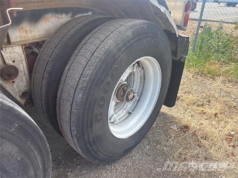 1983 Fruehauf 6700 gal T/A Tanker Trailer 罐體拖車
