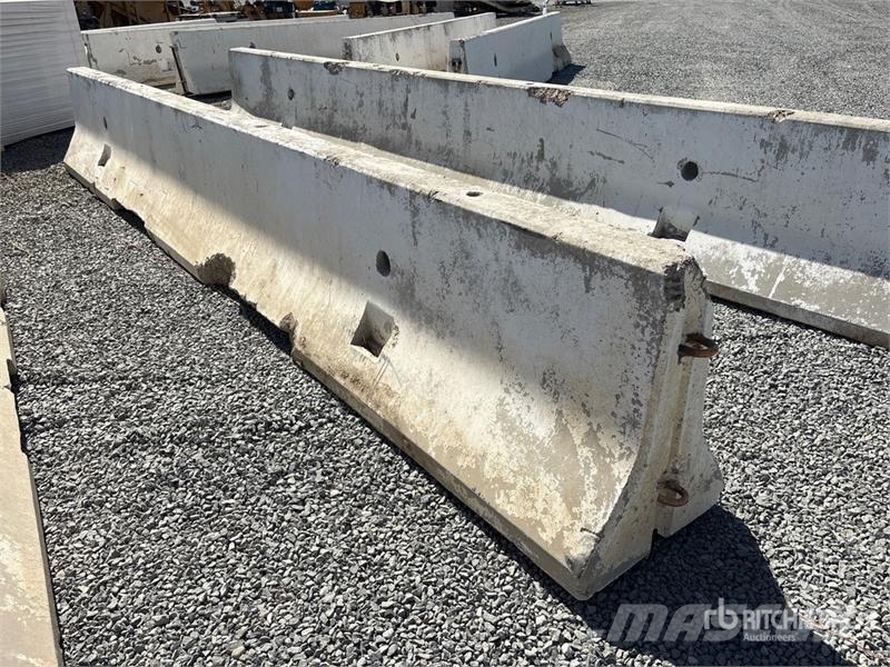 20 ft Concrete Barrier その他部品