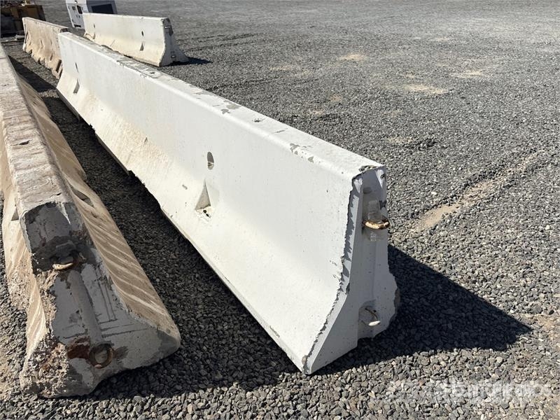  20 ft Concrete Barrier مكونات أخرى