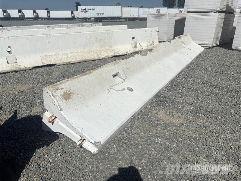  20 ft Concrete Barrier مكونات أخرى
