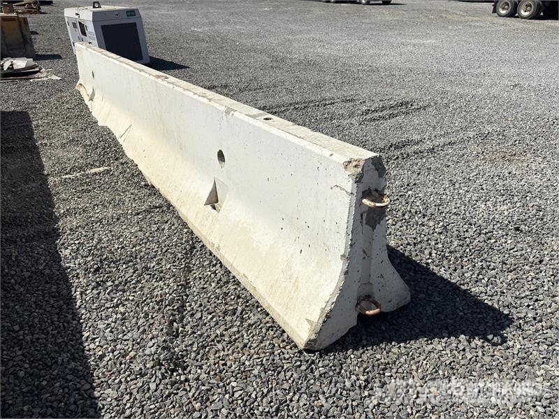  20 ft Concrete Barrier مكونات أخرى
