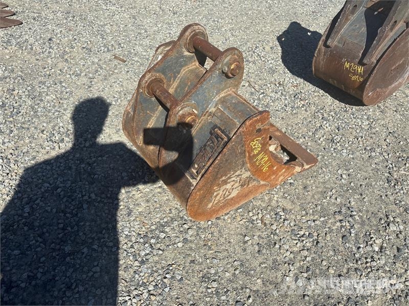 24 in Cleanup Excavator Bucket Baldes