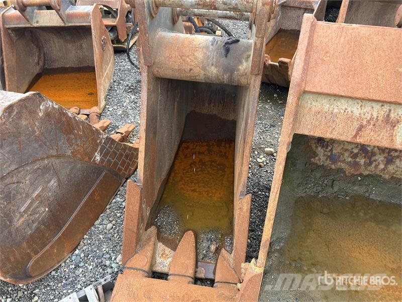  24 in Digging Excavator Bucket - Fits John Deere 3 Baldes