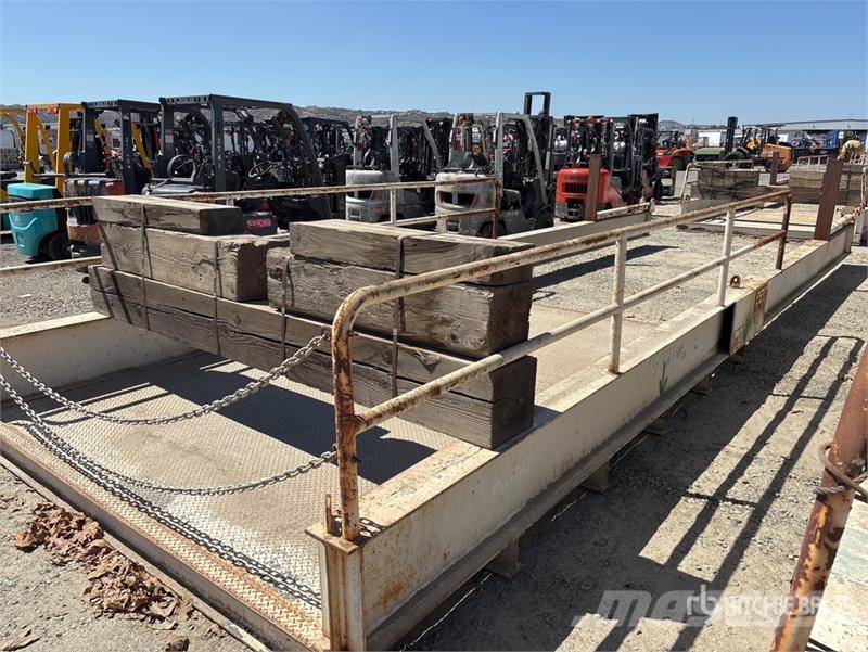 32 ft 1 in x 1 21 in Landing Platform Muu